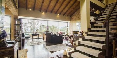 Casa de tres niveles en conjunto cerrado con vigilancia privada las veinticuatro horas, en terreno de cinco mil metros, rodeado de bosque nativo, con vista espectacular, sobre el valle de sopo. A un km del club la Pradera.