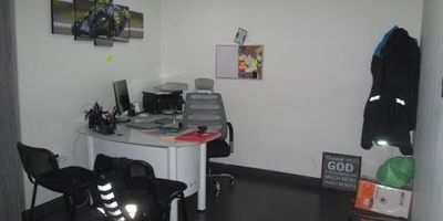 Casa de cuatro niveles, un apartamento por piso, remodelado, acabados modernos. cada apartamento tiene cinco habitaciones, sala comedor, cocina integral. ocho baños en total, tres en el primer piso, cuatro en el segundo piso y uno en el tercer piso. En el cuarto piso queda una terraza. Un parqueadero interno y dos externos