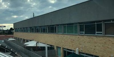 Bonita oficina iluminada, amplia, centro comercial de centro chía, muy buen estado.