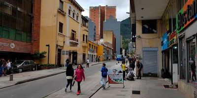 Excelente casa comercial de tres niveles, muy bien ubicada, en la exclusiva zona de la candelaria. Ideal para universidades, colegios, gobernaciones, restaurantes. Casa comercial con dos locales, dos bodegas y dos patios en el primer piso.  Dos locales en el segundo piso, tres bodegas en el tercer piso.,