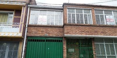 Primer piso tiene  garaje para dos carros, espacio abierto para recepción, baño, cocina y bodega de almacenamiento de ochenta metros cuadrados,  altura de cuatro metros, pisos en cemento afinado. Segundo piso  oficinas, tres espacios abiertos, pisos madera maciza, baño, cocina dos espacios  cerrados para almacenamiento, pisos en cemento.