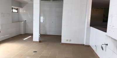 Local exterior, dos parqueaderos de uso exclusivo. cómodas vías de acceso