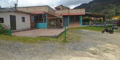 Lote, de uso comercial o vivienda, cerca al colegio la colina, sobre vía principal.  Zona rural. batería de baños para hombres y mujeres.