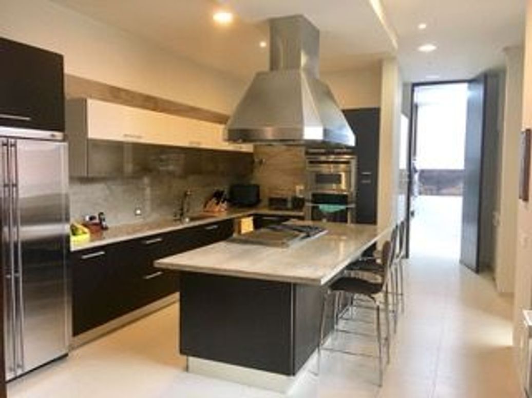 Casa de 6 alcobas en venta en Guaymaral, Bogotá, 390 m² · foto 2 de 10