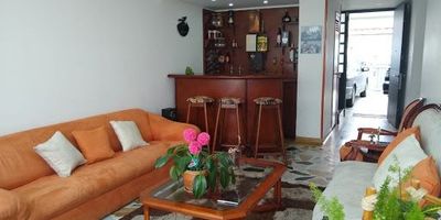 Excelente ubicación en avenida principal con mucha luz, sol en la mañana y en la tarde. Muy buena distribución y casa completamente remodelada, muy buenos acabados.