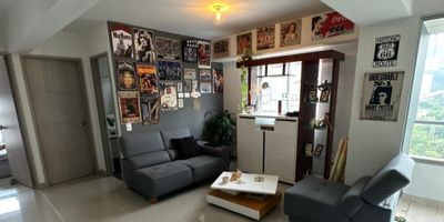 Apartamento en venta ubicado en Sabaneta- Ancor, fácil acceso vehicular, rutas de transporte publico, colegio. en una zona residencial tranquila. Cuenta con sala comedor, balcón, cocina integral abierta, zona ropas, 2 alcobas,2 baños, 2 habitaciones, 2 baños y 79.68 metros cuadrados, ofrece comodidad y estilo. Disfruta de una vista exterior desde el balcón y relájate en la sala-comedor con piso en porcelanato. Mientras que las amenidades del conjunto cuenta con gimnasio, piscina y canchas deportivas te invitan a disfrutar de un estilo de vida activo. Con vigilancia privada 24/7 y acceso a colegios, universidades y transporte público cercano, este conjunto cerrado es el lugar ideal para tu nueva vida. ¡Bienvenido a tu nuevo hogar!