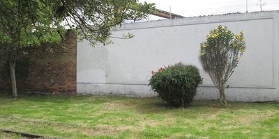 Lote con excelente área, ideal para bodega de mediano impacto, constructora, comercios, servicios, educativa u otros. Al día para la venta. Altura permitida de construcción hasta cinco pisos.