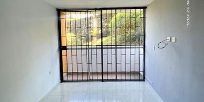 Descubre este moderno apartamento en arriendo en una zona residencial de la ciudad. Con 3 habitaciones, 2 baños y una cocina integral, este acogedor espacio de 60 metros cuadrados ofrece comodidad y funcionalidad. Disfruta de la iluminación natural, el balcón con vista exterior y la zona de ropas. Además, cuenta con gas natural, calentador a gas y ascensor. Ubicado cerca de supermercados, colegios y parques, con fácil acceso a transporte público y cómodas vías de acceso. ¡No pierdas la oportunidad de vivir en este acogedor hogar!