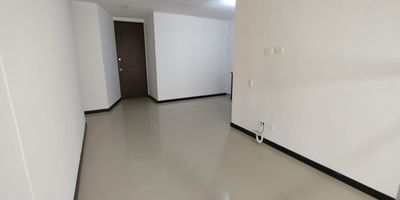 Apartamento moderno con amplia terraza cubierta en Sabaneta

Descubre este hermoso apartamento de 100 m ubicado en una de las zonas mas tranquilas y con mejor proyeccion de Sabaneta, ideal para quienes buscan comodidad, amplitud y un entorno residencial privilegiado.

 Caracteristicas principales
Area total: 100 m
Habitaciones: 3 (principal con bano privado y vestier)
Banos: 2
Terraza cubierta amplia, perfecta para disfrutar en familia, hacer reuniones sociales o crear una zona verde privada.
Zona social integrada con cocina moderna y buena iluminacion natural.
Acabados contemporaneos y espacios bien distribuidos.
Unidad residencial completa, con vigilancia 24 h, zonas verdes, piscina y gimnasio.

Ubicacion privilegiada
Situado en Sabaneta, este apartamento ofrece una combinacion perfecta entre tranquilidad y cercania a todo lo que necesitas.
A pocos minutos encontraras:
Parque Principal de Sabaneta
cerca la estacion del metro de la estrella
cerca a supermercados, tiendas
Contactanos