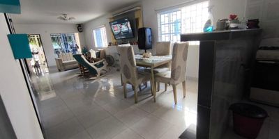 CASA DE ESQUINA. Barrio Las Nubes. Soledad. Cuenta con terrazas sala comedor cocina, tres habitaciones y un baño. Excelente estado.