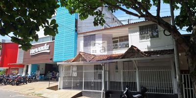 cod se arrienda apartamento con local en bucaramanga, ideal para restaurante, panaderia o negocio gastronomico, cuenta con gas industrial y 7 tuberias, 4 alcobas, 3 con closet, 3 baños auxiliares sin ducha, instalacion lavadora, pisos en baldosa, garaje, verja enrejada, 224 metros de area.