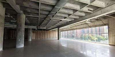 Se arrienda local de 792 m estrategicamente ubicado cerca de la estacion Niquia, con excelente acceso vehicular y transporte publico. Este amplio espacio cuenta con ascensores, areas versatiles y modernas ideales para clinicas, consultorios, centros de diagnostico o instituciones medicas. Su ubicacion privilegiada y alto flujo peatonal lo convierten en la opcion perfecta para hacer crecer tu proyecto de salud. Haz que tu marca brille en el mejor punto del norte del Valle de Aburra!