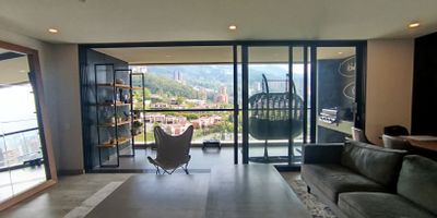 Apartamento en Arriendo  Las Palmas, El Poblado

Vive con confort y una vista excepcional en este amplio apartamento de 102 m, disenado para ofrecer luminosidad, comodidad y un ambiente moderno en cada espacio.

Cuenta con sala-comedor, balcon con vista panoramica, cocina integral, zona de ropas, 2 alcobas, 3 banos (uno social sin ducha), 1 vestier, 1 closet y parqueadero doble lineal.

La unidad residencial ofrece completas zonas comunes para disfrutar en familia: piscina, gimnasio, juegos infantiles, salon social, turco, zonas verdes, parqueadero de visitantes y porteria 24 horas, garantizando confort y seguridad.

Gracias a su ubicacion estrategica en el sector Las Palmas, tendras facil acceso a la Iglesia Padre Marianito, la avenida Las Palmas y el Oxxo, ademas de restaurantes, supermercados, colegios, transporte publico y principales vias de la ciudad.

Una excelente opcion para quienes buscan tranquilidad, buena vista y una ubicacion privilegiada.

