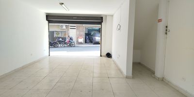 Local en  renta, con exelente ubicacion a dos cuadras del parque de Itagui, sobre una via de alto flujo peatonal y vehicular. Ideal para varios tipos de negocios farmacias, restaurante, almacenes. cuenta con un amplio espacio, bano, cocineta, red de gas, cuarto de aseo y un pequeno cuarto util. 