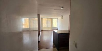 Tu nuevo hogar en Chía te está esperando!Vive con estilo y comodidad en este hermoso apartamento de 92 m,ubicado en un conjunto cerrado con portería y vigilancia 247.Un espacio moderno, cálido y funcional, ideal para disfrutar enfamilia o pareja. Características destacadas 3 alcobas con closets amplios 2 baños modernos con calentador a gas Cocina integral con zona de lavandería Garaje privado incluido Acabados en cerámica y madera laminada Conjunto con ascensor, salón comunal y zonas verdes