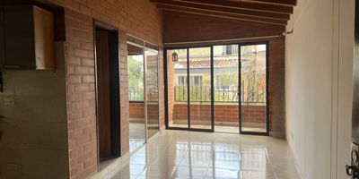 Se vende Excelente Apartamento muy iluminado y Ventilado sin Poniente, en un 3° Piso con Acceso por Escalas ( sin Ascensor.), con una área Construida de 54m² distribuidos de la siguiente forma: 2 Alcobas Familiares con Clóset, 1 Baño con Cabina en Acrílico, Cocina Semi Integral Abierta con Red de Gas, Zona de Ropas, Sala Comedor y Balcón. Nota: EL APARTAMENTO NO TIENE PARQUEADERO. Éste Apartamento se encuentra cerca de la Avenida 80, cerca de la Universidad de Medellín y del Centro Comercial Los Molinos, el sector es Residencial y cuenta con muy buen Transporte Público. Código RC.
