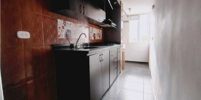 *Apartamento en Bello San Gabriel: Un Hogar Acogedor y Funcional*¡Descubre el apartamento perfecto para ti en Bello San Gabriel! Ubicado en la unidad residencial Paisajes Etapa Tres, este acogedor apartamento te ofrece la oportunidad de vivir en un entorno tranquilo y conectado.- *Espacios Acogedores*: 54m² de confort y amplitud, con salón amplio y muy buena iluminación.- *Cocina Integral*: Equipamiento completo para preparar deliciosos momentos.- *Zona de Ropas y Calentador*: Espacio para lavar y planchar tu ropa con comodidad.- *3 Habitaciones*: Una con clóset privado y la otra sin clóset, pero con espacio para tu tranquilidad y organización.- *2 Baños*: Uno auxiliar y uno en la habitación principal para mayor comodidad.*Unidad Residencial Paisajes Etapa Tres*:- *Piscina*: Para disfrutar del sol y la diversión.- *Zona BBQ*: Espacio para compartir momentos con familia y amigos.- *Cancha de Fútbol*: Espacio para practicar tus deportes favoritos.*Amenidades Adicionales*:- *Parqueadero Privado*: Comodidad adicional para tu vehículo.- *Excelente Ubicación*: Cerca de centros comerciales, colegios y restaurantes.¡No te pierdas esta oportunidad de vivir en un entorno tranquilo y conectado! Contáctanos hoy mismo para programar una visita y descubrir por qué este apartamento es el hogar que has estado buscando. ¡Llamanos ahora 