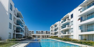 Apartamento para arriendo - venta, en zona norte, sector exclusivo de la nueva Cartagena, cómodo, con una innovadora arquitectura, ambiente familiar, brindale la oportunidad a tu familia de vivir la experiencia de confort, donde puedan comenzar a escribir un nuevo inicio; en edificio de 4 pisos, cuenta con senderos peatonales, zonas verdes, multiples piscinas para adultos y niños, jacuzzi, salón social para eventos, zona de juegos infantiles, gimnasio, zona BBQ, baño turco, sauna, cancha deportiva, lobby, parqueadero cubierto, vigilancia privada las 24/7, parqueadero de visitantes, sistema cerrado de tv, sensor de movimiento, alarma y gabinete contra incendios; el apartamento consta de amplio balcón, 2 habitaciones, 2 baños, sala - comedor, walking closet, cocina integral abierta, zona de labores; a pocos pasos del Centro Hospitalario Serena del Mar, universidad de los andes, almacenes de cadena, droguerías, restaurantes en el sector de Ramblas, zonas hoteleras, cómodas vías de acceso.