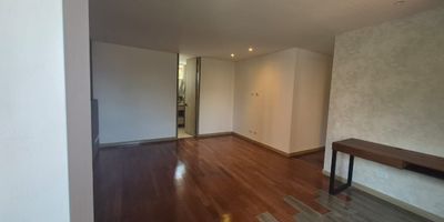 Cocina Integral, Red De Gas, Balcón, Agua Caliente, Citófono, Cuarto Útil, Hall, Zona Ropas, Turco, Ascensor, Juegos, Piscina, Salón Social, Zonas Verdes, Alcobas tres, Baños cuatro, Vestier tres, Parqueadero Cubierto uno, Tipo De Piso Cerámica, Parqueadero Doble Paralelo, Parqueadero De Visitantes, Placa Polideportiva, Shut De Basuras, Calentador A Gas.

