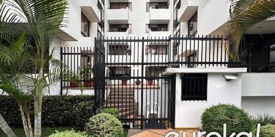 Se Vende apartamento en Piedra Pintada – Ibagué, Amplio y confortable apartamento de 105 m², ubicado en una de las zonas más exclusivas y valorizadas de la ciudad. Cuenta con: 3 habitaciones con clóset, 2 baños, Sala y comedor independientes, Parqueadero cubierto, 
Vigilancia las 24 horas, Cerca de bancos, universidades y zonas comerciales. Ideal para vivienda familiar o inversión.