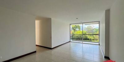 Apartamento ubicado en Envigado, con una agradable iluminación natural. Cuenta con 3 habitaciones, cada una con su respectivo closet, baños con cabina. El inmueble también ofrece una sala-comedor, una cocina integral, una zona de ropas, una sala de estar o estudio y un balcón. La unidad residencial brinda servicios de portería las 24 horas, ascensores y parqueaderos, además de contar con piscina, áreas de juegos y un salón social. Se encuentra en una zona campestre, rodeada de naturaleza, cerca del Colegio Cumbres y de la Virgen del Chocho. Además, está a solo 3 cuadras del Centro Comercial Terracina y cuenta con una buena oferta de transporte público en la zona.