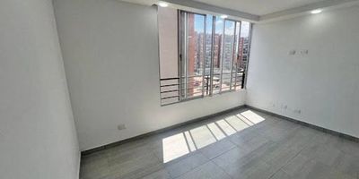 Hermoso apartamento de aproximadamente 54m2. Cuenta con sala comedor, 3 habitaciones, cocina integral, 2 baños, zona de ropas y estudio. El conjunto cuenta con zonas verdes, gimnasio, salón social y juegos infantiles las cuales son zonas comunes. Ubicado cerca al centro principal de Madrid, a 15 minutos del Centro comercial Casablanca, y comercio cercano, posee gran facilidad de acceso a transporte público, cómodas vías de acceso como Calle 13 y Calle 80. ¡Contáctanos! para agendar tu cita.