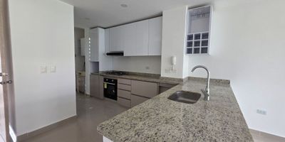 Arriendo – Hermosa casa con acabados premium en Tulipanes del Castillo

¡Vive con comodidad y estilo!
Se arrienda espectacular casa de 2 pisos con excelentes acabados y espacios amplios. Disfruta de una sala comedor luminosa, cocina integral moderna, 3 habitaciones, 3 baños y un balcón perfecto para relajarte.

Además, cuenta con 2 parqueaderos y está ubicada en una unidad tranquila, segura y con ambiente familiar.

Ideal para quienes buscan confort, amplitud y una ubicación privilegiada.