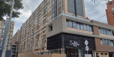 Espectacular apartaestudio en el barrio J.J. Vargas, con vista exterior, sobre la Calle 66C, a una calle de la Avenida Carrera 50, a tres calles de la Avenida Carrera 68 y la Calle 68, a diez minutos de la estación de TransMilenio Salitre Greco, a pocas calles del Liceo La Cruz Roja Internacional, el Parque Salitre Mágico y a diez minutos del Centro Comercial Gran Estación, donde encontrará zona de comidas como OXXO, Subway y KFC, almacenes de ropa como Totto y Arturo Calle, y entidades bancarias como Davivienda y Bancolombia. El apartamento cuenta con un área de 38 metros, una alcoba con clóset, un baño completo, cocina abierta integral, zona de lavandería independiente y garaje comunal. Cualquier información adicional contáctenos al correo electrónico miguel.moyainmobiliariabogota.com o al teléfono 3143659477. El equipo de Inmobiliaria Bogotá está comprometido a brindar una experiencia de vida excepcional para nuestros clientes desde el momento en que se unen a nuestra comunidad.