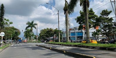 Se arrienda amplio local comercial de <strong>115 m²</strong>, ubicado en una de las zonas más estratégicas y de mayor desarrollo de la ciudad de Pereira, sobre la <strong>Avenida 30 de Agosto</strong>.

El sector cuenta con una destacada oferta de servicios y una alta afluencia vehicular y peatonal. En sus alrededores encontrarás hoteles, empresas de seguridad, servicios temporales, IPS, EPS, el <strong>Aeropuerto Internacional Matecaña</strong>, supermercados, estaciones de servicio y múltiples opciones de parqueaderos, además de excelente acceso al transporte público.

El local está distribuido 2 baños, cocineta, área de fondo o almacenamiento, ideal para el desarrollo de actividades comerciales, administrativas o de servicios.