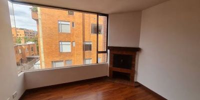 apartamento de 76 m², ubicado en la calle 116 con 22, en el prestigioso sector de Santa Bárbara (estrato 6). El edificio es automatizado (ingreso vehicular y peatonal con chip ), cuenta con ascensor y se encuentra en una zona con excelentes vías de acceso, cerca de restaurantes, almacenes y transporte público.

El apartamento está en el piso 5, es interior pero muy iluminado y se encuentra en muy buen estado. Dispone de tres habitaciones, dos baños, sala-comedor, cocina y zona de ropas.

Una opción ideal para quienes buscan comodidad, ubicación estratégica y un entorno tranquilo.