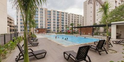 Apartamento disponible en Torres del Parque, ubicado en el sector de Sierradentro, frente al Parque del Agua, cerca de las principales universidades de la ciudad, una zona con alta valorización y a pocos metros Centro Comercial Buenavista. 

El apartamento consta de sala comedor- balcón, cocina, zona de labores, habitación principal con vestier y baño privado, dos habitaciones auxiliares, sala de estar y baño social. Se entrega con black Outs y divisiones de vidrio en baño.

El conjunto cuenta con excelentes zonas sociales ideal para todos los miembros de la familia: piscina de adulto y niño, juegos infantiles, canchas, sendero de trote, salón social, gimnasio al aire libre y amplias zonas verdes.

El valor del arriendo incluye la cuota de administración a la fecha. 9598397