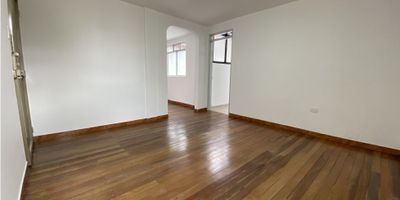 Apartamento en Arriendo en Alta Suiza

Ideal para quienes buscan un sector muy tranquilo y cómodo. Este apartamento está en el tercer piso de un edificio con solo una vivienda por planta.

Características del inmueble

Con 85 m2, esta propiedad reformada ofrece tres habitaciones con armarios empotrados y dos baños. Cuenta con cocina integral, gas domiciliario y zona de lavandería.

Destacan sus pisos de madera, sala de usos múltiples y terraza. Admite mascotas.

Un entorno residencial y conectado

Ubicado en zona residencial con acceso pavimentado. Está cerca de centros comerciales, colegios, universidades, parques y centros médicos.

Cuenta con transporte público cercano y zona comercial.

Contáctanos

Agenda tu visita fácilmente. Escríbenos ahora a nuestro WhatsApp para conocer esta propiedad.


 
