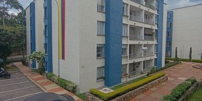 Se vende apartamento en Floridablanca, Santander. Estrato 4, 106m² de área construida. Construido en 1981, consta de habitación principal, 2 habitaciones, 2 baños completos, baño de servicio, habitación de servicio. Cocina integral, balcón, citófono, star de TV. Parqueadero descubierto. Ubicado en conjunto cerrado con zona BBQ, cancha de tenis, piscina, juegos infantiles, zonas verdes, portería, salón comunal, canchas múltiples. Piso en cerámica. Piscina y piscina de niños. Zona residencial con vigilancia 24x7. Servicios públicos de agua, energía y gas natural disponibles. ¡Una excelente oportunidad en una ubicación privilegiada!