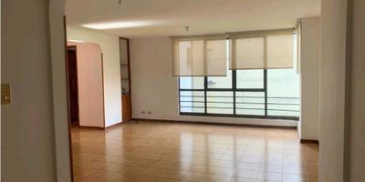 RAIZ CUADRADA INMOBILIARIA ARRIENDA APARTAMENTO CON EXCELENTE UBICACION En el corazón de una de las zonas más dinámicas y buscadas de Pereira, se encuentra este magnífico apartamento para alquiler con un área total de 90.0 metros cuadrados. Con una ubicación privilegiada y un entorno de primer nivel, esta propiedad es ideal para quienes buscan un hogar amplio y cómodo.

Cuenta con una construcción de 90.0 metros cuadrados, donde se incluyen 3 acogedoras alcobas y 3 baños completos, para brindarte toda la comodidad y privacidad que mereces. Además, cuenta con 2 puestos de garaje para que siempre tengas un lugar seguro para estacionar tus vehículos.

En su interior, este apartamento te sorprenderá con sus acabados de alta calidad y sus espacios bien distribuidos y aprovechados. Cuenta con baño auxiliar, baño en habitación principal, una biblioteca o estudio ideal para trabajar en casa, amplios clósets, y una amplia cocina integral para preparar tus comidas favoritas. También dispone de un hall de alcobas y zona de lavandería para facilitar tus tareas diarias.

Pero eso no es todo, este apartamento también posee excelentes características externas que lo hacen aún más atractivo. Cuenta con ascensor para mayor comodidad, centros  médicos cercanos para cualquier emergencia, y la cercanía a centros comerciales y restaurantes para que puedas disfrutar de una amplia oferta de entretenimiento y gastronomía. Además, cuenta con una portería y servicio de vigilancia las 24 horas del día para tu tranquilidad y seguridad.

No pierdas la oportunidad de vivir en este fabuloso apartamento en una de las mejores zonas de Colombia. Contáctanos ahora y haz de este lugar tu nuevo hogar.