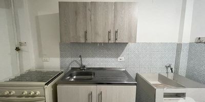 Este acogedor apartamento en arriendo cuenta con un área de 48 metros cuadrados, distribuidos en dos habitaciones, un baño y dos closets. Está ubicado en el segundo piso y cuenta con piso en cerámica, una cómoda sala comedor y zona de ropas independiente. La cocina es semi integral y dispone de red de gas, ofreciendo practicidad y eficiencia en el uso diario.Su ubicación es estratégica, diagonal a la Parroquia Santa Catalina, sobre la Carrera 47, lo que facilita el acceso al transporte público y a las principales vías del sector. Se encuentra en una zona residencial tranquila y segura, con acceso pavimentado, colegios y parques cercanos, ideal para quienes buscan comodidad y buena ubicación en un entorno familiar.