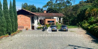 Casa campestre en arriendo en La Doctora, Sabaneta.

Vive la tranquilidad de un sector campestre con todas las comodidades urbanas en esta espectacular casa campestre de 450 m², ideal para familias que buscan espacio, naturaleza y confort. Cuenta con 6 alcobas, 8 baños, cuarto de servicio con baño privado, estudio, sala comedor, chimenea, balcón y patio. Su cocina es integral, con red de gas natural y calentador a gas. Además, dispone de espacio para 17 carros y un útil.

Ubicada en una zona campestre de fácil acceso por la vía principal de La Doctora, cerca del Centro Comercial Aves María. El conjunto ofrece vigilancia 24 horas, zonas verdes, parque infantil y parqueaderos para visitantes.

Esta propiedad se entrega sin amoblar.

Un espacio ideal para disfrutar del aire libre y la tranquilidad sin salir de Sabaneta.
Contáctanos y agenda tu visita.