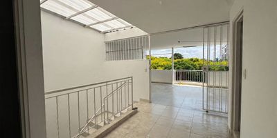 Vendo hermosa y amplia casa de tres niveles en barrio exclusivo de la ciudad. Consta de 150 m² construidos, lote de 6 x 10. Cinco habitaciones, cuatro baños. Amplia terraza en tercer nivel.