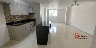Apartamento en arriendo en Velódromo, Medellín primer piso de 90 m2 aproximadamente, cuenta con 2 alcobas, 2 closets, 2 baños, sala-comedor, cocina integral, barra americana, red de gas, zona de ropas, calentador y parqueadero.Adicional tiene rutas de acceso y transporteCercanías:Estación del Metro Estadio, Colegio Jesús Maria, Plaza de Mercado la América, Avenida San Juan, Avenida 80, Parque PinochoPara mayor información contáctame Melissa Salazar 314 7757934
