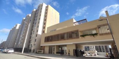 En un exclusivo conjunto cerrado, se encuentra este elegante apartamento con una distribución impecable. Al ingresar, te recibirá una cocina integral de diseño moderno, perfecta para los amantes de la gastronomía. La sala-comedor se conecta de forma armoniosa con un balcón que ofrece vistas panorámicas y una agradable iluminación natural. Las dos habitaciones cuentan con amplios closets y baños completos, uno de ellos auxiliar. El piso en porcelanato brinda un toque de sofisticación, mientras que la zona de ropas garantiza comodidad. Además, el edificio cuenta con ascensor, portería y vigilancia privada las 24 horas. Disfruta de las áreas comunes como el salón comunal, la piscina, la zona infantil y los jardines. Vive la experiencia de un estilo de vida único en este loft con jardín privado. Para más información, contacta a SUELOS COLOMBIA S.A.S al número 3155221303.