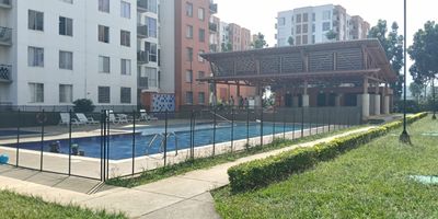 VENTA APARTAMENTO REMODELADO piso 9  Balcón amplia sala comedor techo remodelado PVC luces, cocina integral barra tipo americano,zona de oficios, baño social,dos (2)habitaciones principal con closet  y baño el condominio cuenta con salón social ,BBQ Piscina adultos/niños amplias. zonas verdes,zona infantil ,parqueadero comunitario  parques fácil acceso a transporte público (Ermita ) masivo (MIO) Pasan por el frente de la unidad cerca de centros comerciales ,clínicas ,universidades ,colegios ,supermercados , inmueble listo para inversión