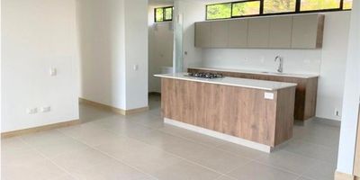 Para mayor información escribanos vía WhatsApp y uno de nuestros agentes inmobiliarios te atenderá.
 apartamento en el sector del poblado en la superior cerca a centros comerciales, a las palmas, cerca al colegio gimnasio los cedros, con amplías vías de acceso y transporte público, sector tranquilo y cómodo, cuenta con un área de 127 metros, sala, comedor, estudio, balcón, cocina integral abierta, 3 alcobas cada una con baño y vestier, baño de servicio, zona de ropas, baño social, pisos en porcelanato, parqueadero doble paralelo, cuarto útil.
La unidad tiene porteria 24, kiosko, parqueadero de visitantes, salón social, ascensor.
