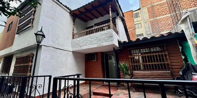Casa en venta en Envigado, sector Viva, con excelente ubicación y alto potencial de valorización. Tiene un área de ciento cincuenta metros cuadrados distribuidos en dos niveles. Cuenta con cinco habitaciones, cinco baños, cocina integral, balcón y patio. La vivienda ha sido remodelada recientemente, incluyendo cambio de tubería y techo. Además, ofrece la posibilidad de ampliar o construir según las necesidades del comprador. Precio de venta: ochocientos veinte millones de pesos.