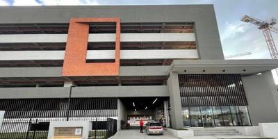 Se arrienda apartamento ubicado en una zona residencial del oriente de la ciudad, bien comunicada por transporte público, con paradas de autobús a menos de cinco minutos a pie que permiten llegar al centro de Madrid en aproximadamente veinte minutos. En los alrededores hay tiendas de barrio, supermercados, farmacias y cafeterías, además de centros comerciales a unos diez o quince minutos en coche o transporte público. La zona cuenta con centros médicos, consultorios y hospitales de referencia como el Hospital Universitario Ramón y Cajal. Ofrece un equilibrio entre tranquilidad residencial y acceso rápido a servicios esenciales. Cualquier información contactar al 3143637941 o al correo esteban.serratoinmobiliariabogota.com El equipo de Inmobiliaria Bogotá está comprometido a brindar. El equipo de inmobiliaria Bogotá está comprometido unen experiencia de vida excepcional para nuestros clientes desde el momento en nuestra comunidad.