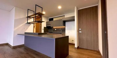 Para mayor información escribanos vía WhatsApp y uno de nuestros agentes inmobiliarios te atenderá.
Exclusivo Apartamento Luxury para el arriendo en el Poblado, sector Los Balsos con 109 m2 de área.
Cuenta con 2 habitaciones (una con clóset doble y la principal con vestier, cada una con baño privado) sala comedor amplia, balcón generoso en espacio con una hermosa vista panorámica a la ciudad, cocina integral con red de gas, barra americana, y mesones en quartzone, 1 baño social, zona de ropas, adicional cuenta con parqueadero doble lineal y cuarto útil.
Unidad con porteria 24 h, salón social, piscina para adultos y niños climatizada, gimnasio, zonas verdes, juegos infantiles y parqueadero de visitantes.
Ventajas comparativas: Ubicación exclusiva, a 2 minutos del C.
C El Tesoro, Amsterdam Plaza, Mall del Este, hospitales, universidades, cajeros automáticos y transporte público.
