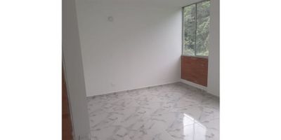 COD 961FR8897

Te presento esta excelente oportunidad de adquirir un hermoso apartamento para vivir en la ciudad de Pereira, ubicado específicamente en el departamento de Risaralda. Con una superficie total de 47 M2, es un lugar amplio, cómodo y acogedor para ti y tu familia.

El apartamento cuenta con una construcción de estilo moderno que destaca por su elegancia y funcionalidad. Consta de 2 alcobas perfectamente distribuidas para brindarte el espacio y la privacidad que necesitas. También posee 1 baño completo que cuenta con los mejores acabados y una excelente iluminación natural.

Este inmueble es ideal si tienes mascotas, ya que admite su presencia para que puedas disfrutar de la compañía de tus mejores amigos peludos sin preocupaciones. Además, cuenta con todos los servicios básicos necesarios para tu comodidad, como agua, baño auxiliar, electricidad y gas domiciliario.

Una de las mayores ventajas de este apartamento es su privilegiada vista panorámica que podrás disfrutar desde cualquier habitación. Esta vista te permitirá contemplar hermosos paisajes naturales y la ciudad de Pereira desde la comodidad de tu hogar.

El acceso al edificio está completamente pavimentado, lo que garantiza una mayor durabilidad y facilidad de movilidad. En su área social, cuenta con ascensor que te llevará directamente hasta tu apartamento para mayor comodidad. Además, se encuentra en una zona urbana cercana a colegios y universidades, lo que lo hace ideal para familias con hijos en edad escolar.

El apartamento también incluye una plaza de garaje para tu vehículo, para que no tengas que preocuparte por encontrar estacionamiento fuera del edificio. Además, cuenta con parques cercanos donde podrás disfrutar de actividades al aire libre y una refrescante piscina donde podrás relajarte y pasar momentos agradables.

La seguridad es una de las principales preocupaciones al momento de elegir un lugar para vivir, por eso, el edificio cuenta con portería y rec
