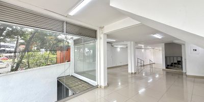 Buscas un local amplio y bien ubicado para tu negocio? Este local de 180 m, con vitrinas y puertas en vidrio templado, te ofrece excelente visibilidad sobre una de las vias principales de la ciudad. Dispone de dos areas generales espaciosas y una adicional ideal para oficina o bodega, brindando versatilidad para distintos tipos de negocio. Su entorno es estrategico, con cercania a bancos, unidades residenciales, colegios, universidades, restaurantes, parques, gimnasios y supermercados. Aprovecha esta oportunidad y agenda tu visita hoy mismo!