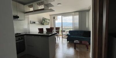 Para mayor información escribanos vía WhatsApp y uno de nuestros agentes inmobiliarios te atenderá.
Este apartamento en el conjunto Alta Vista 2000 es una opción amoblada ideal para quienes buscan comodidad y seguridad.
Consta de 3 habitaciones equipadas con camas confortables, 2 baños completos, una sala comedor amplia y moderna, y una zona de escritorio ideal para trabajar desde casa.
La cocina está completamente equipada con todos los electrodomésticos necesarios para preparar tus comidas favoritas.
Además, el edificio cuenta con seguridad privada, parqueadero exclusivo, y áreas comunes que incluyen una piscina y una zona de juegos para niños, ofreciendo una experiencia residencial completa y segura para toda la familia.

