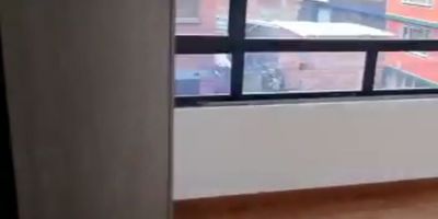 Venta de hermosa casa familiar en el Barrio el Refugio sector de Fontibón, excelentes acabados, 103mts construidos, 3 habitaciones con closets 4 baños con muebles , división en vidrio de seguridad y calentador a gas, cocina abierta con muebles, garaje, balcón, zona de ropas, cocina abierta integral, sala comedor. Todos los documentos al día.