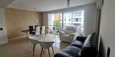 Para mayor información escribanos vía WhatsApp y uno de nuestros agentes inmobiliarios te atenderá.
Se Alquila apartamento en el Sur de Cali, Barrio Limonar, estrategicamente ubicado cerca a los principales centros comerciales, colegio y universidades de la ciudad, con excelentes vías de acceso y facilidad de transporte publico.
Área: 105 m2
Quinto piso con ascensor.
Consta de: tres habitaciones, la principal con baño privado y vestier, baño de alcobas, 2 habitaciones auxiliares, cocina abierta con barra tipo americano integrada a la sala, comedor y balcón, zona de oficios y estudio.
1 parqueadero
Zona social con: Amplias zonas verdes con juegos infantiles, salón social, piscina para adultos y para niños y parqueadero de visitantes cerrado.
