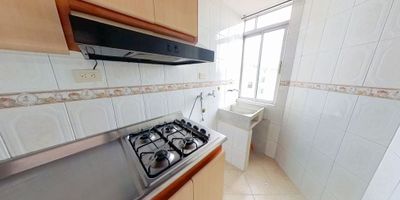 Apartamento en venta de 57m2, con vista interior, ubicado en un 12mo piso (Torre 3 Apto 1202), acceso por ascensor, parqueadero comunal. Consta de 3 habitaciones, 1 baño, sala comedor, cocina integral y zona de lavandería. Tiene piso cerámico en todas sus zonas. El conjunto cuenta con salón comunal, parque infantil, zonas verdes y vigilancia privada las 24 horas. Cerca a centro comercial Plaza de las Americas; cerca a tiendas y supermercados de barrio; cerca a colegio IED Colegio Feliza Bursztyn; cerca a paraderos del SITP; Vías de acceso por la Calle 8 Sur y Carrera 69d. NID 43334637350
